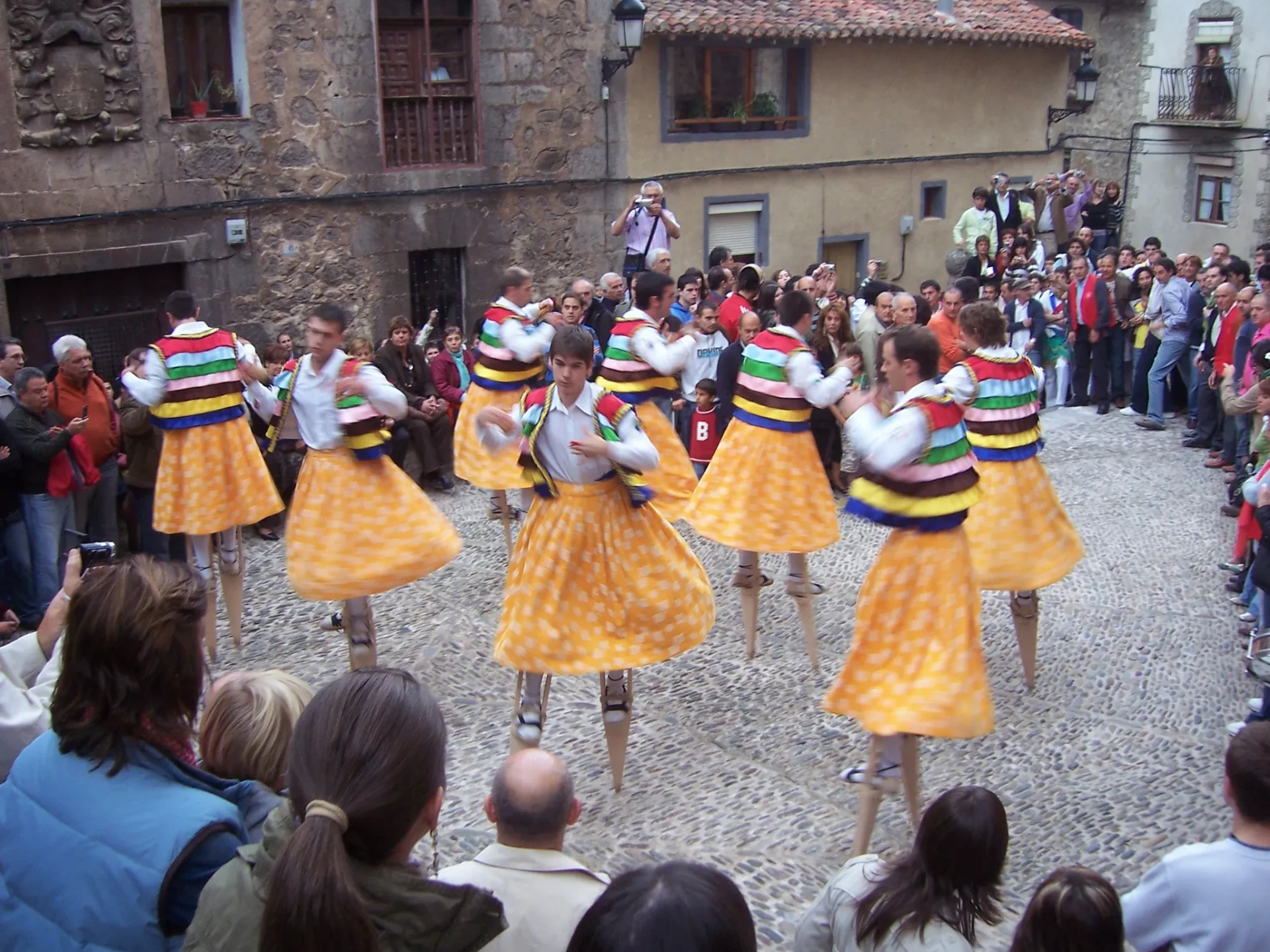 Danzadores de zancos en la plaza de la Obra de Anguiano